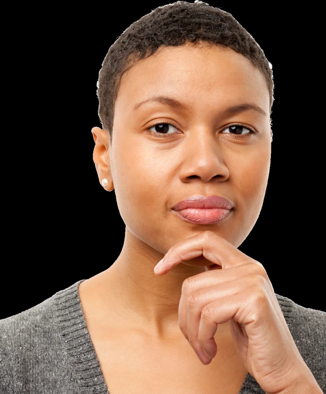 Mulher com expressão pensativa, com a mão no queixo e olhando para frente